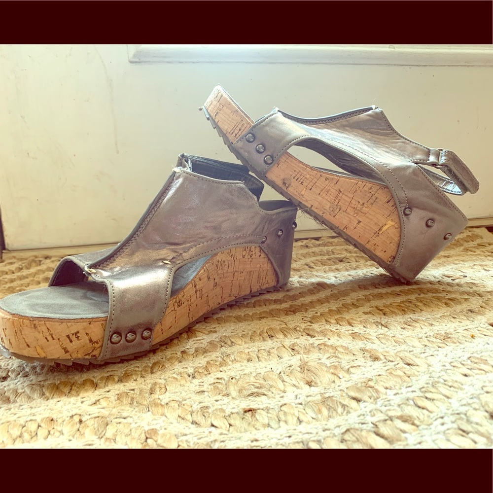 Cute pierre dumas wedges.